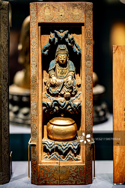 北京首都博物馆藏白塔寺塔刹出土清乾隆黄檀木雕龛观音像图片素材