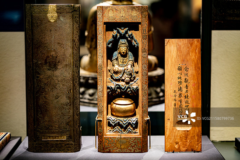 北京首都博物馆藏白塔寺塔刹出土清乾隆黄檀木雕龛观音像图片素材