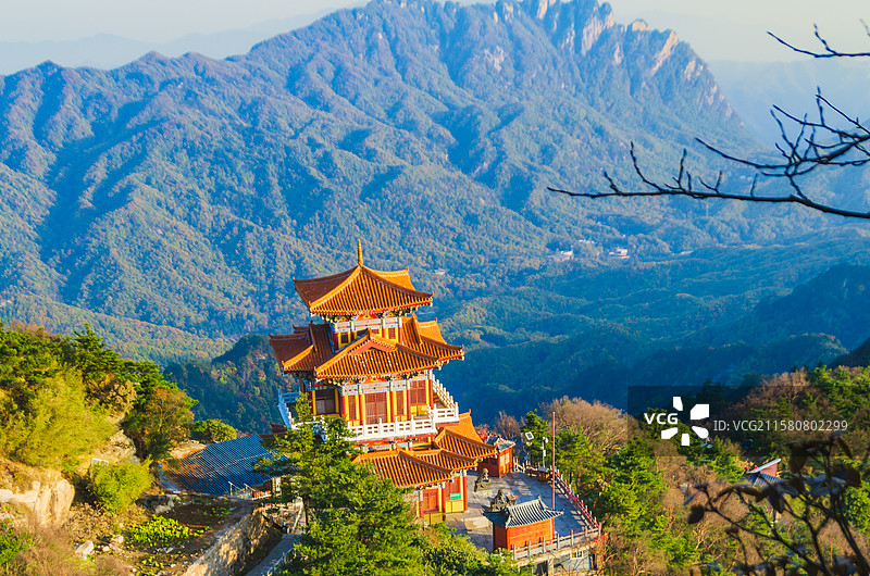 夏季中国河南嵩县白云山晨光照耀下的山脉和玉皇阁图片素材