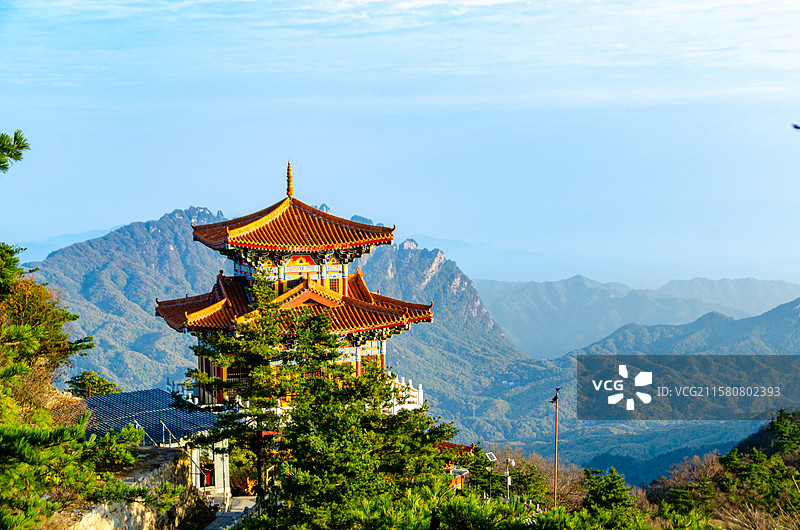 夏季中国河南嵩县白云山晨光照耀下的山脉和玉皇阁图片素材
