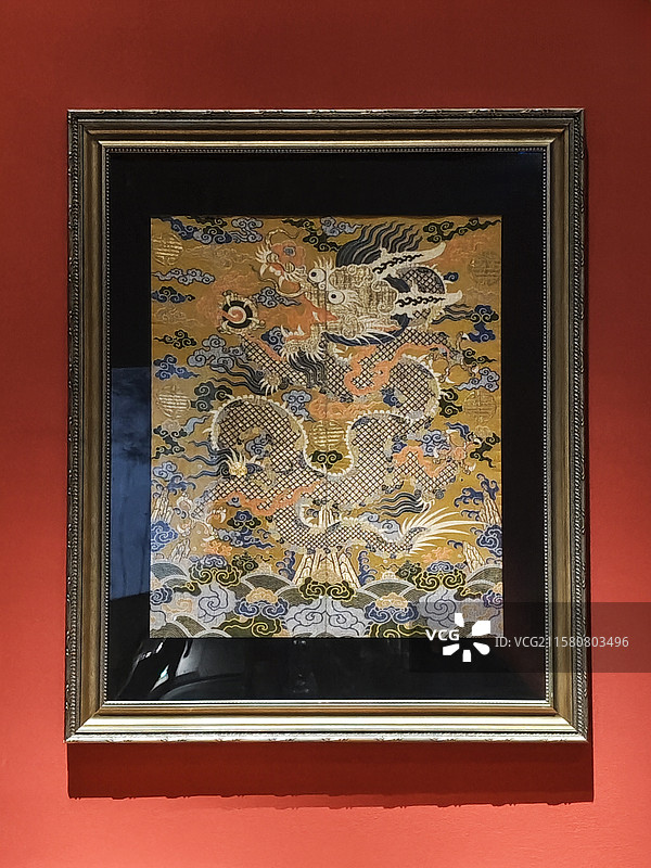 织锦蟒纹镜心，清早期，上海龙美术馆“天地大观”展品图片素材