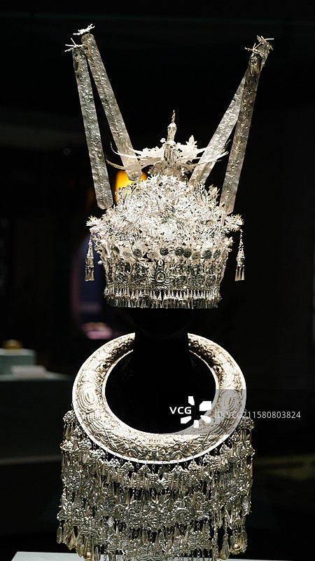 南宁市博物馆绝色中国女性生活美学展台江县施洞式苗族银帽和台江县施洞式苗族银龙项圈图片素材