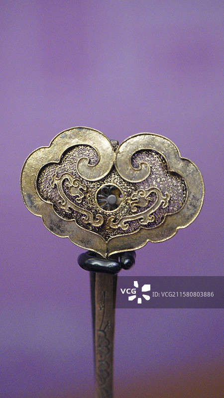 南宁市博物馆绝色中国女性生活美学展清朝银鎏金卷云纹头簪图片素材