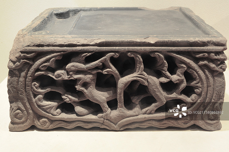 四川成都大邑县安仁镇刘氏庄园博物馆展览的石雕砚台图片素材