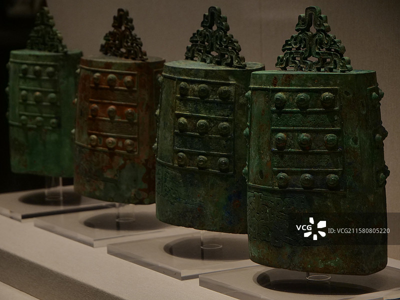 春秋时期青铜器礼器古钟 蟠螭纹铜编镈图片素材