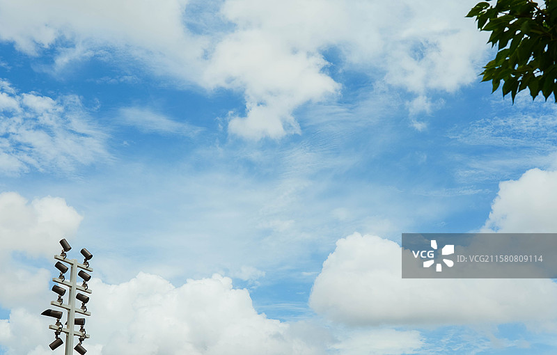 射灯天空与绿叶图片素材