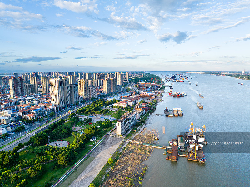 航拍武穴市广济时光景区，武穴滨江公园图片素材