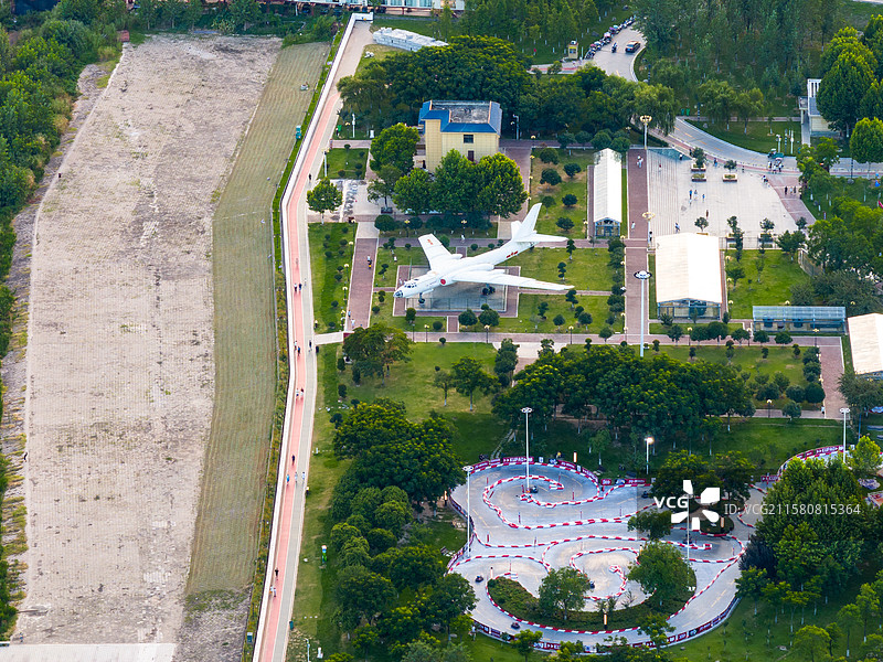 航拍武穴市广济时光景区，武穴滨江公园，轰-6战机图片素材