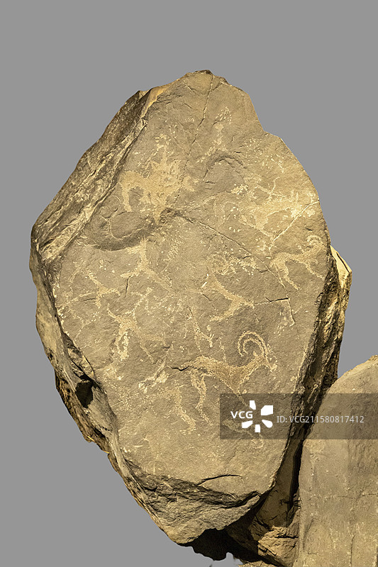 内蒙古包头市博物馆“古代岩画陈列”展：骑马狩猎（汉，巴彦淖尔市乌拉特中旗采集，凿刻制作）图片素材