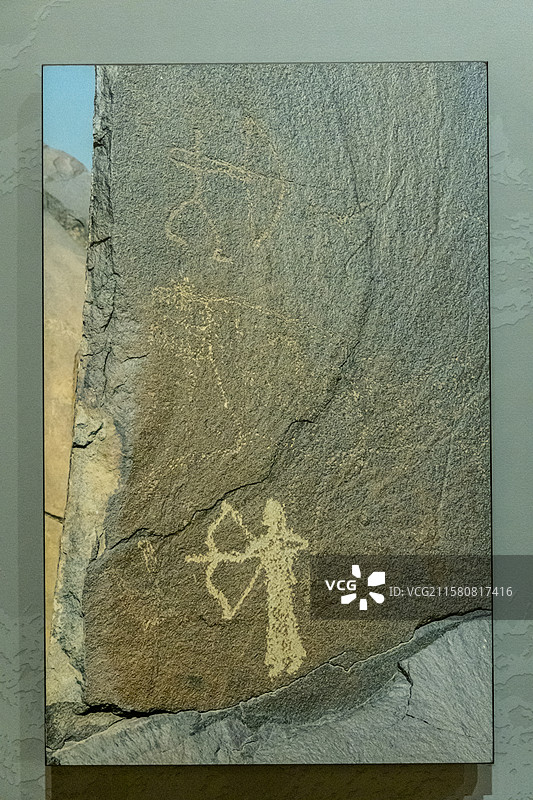 内蒙古包头市博物馆“古代岩画陈列”展：猎人（岩画位于内蒙古巴彦淖尔市乌拉特中旗温根镇的俊海勒斯太山）图片素材