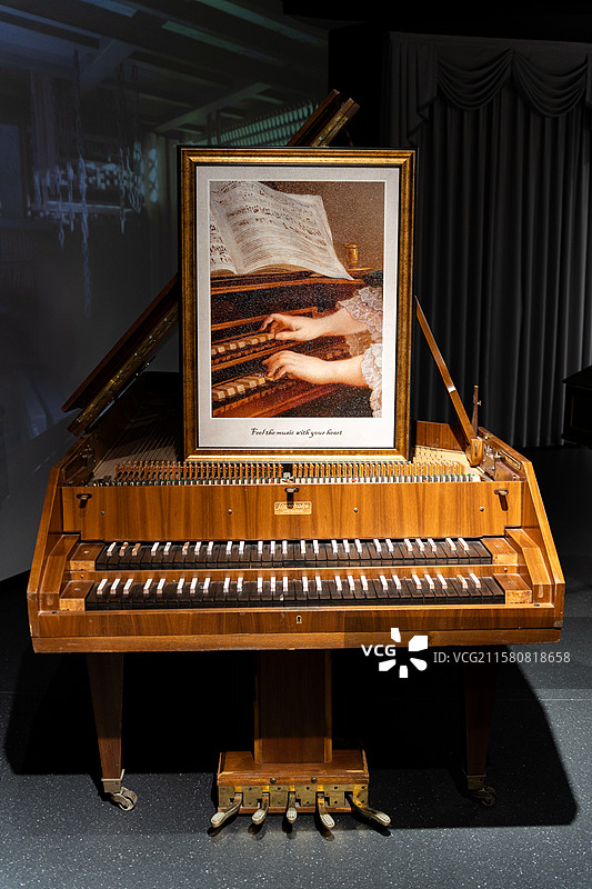 四川成都芯智慧音乐博物馆收藏的复古钢琴图片素材
