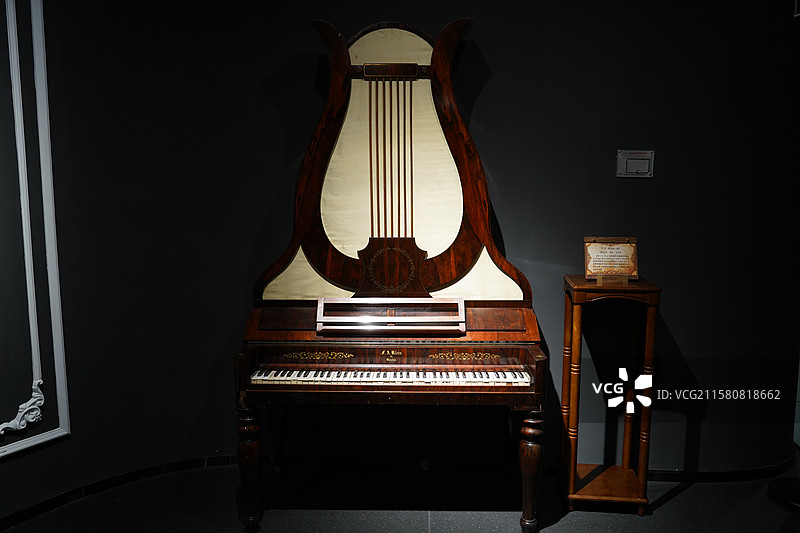 四川成都芯智慧音乐博物馆收藏的复古钢琴图片素材