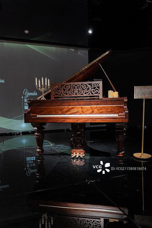 四川成都芯智慧音乐博物馆收藏的复古钢琴图片素材