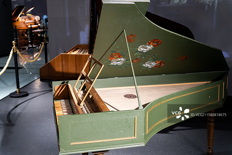 四川成都芯智慧音乐博物馆收藏的复古钢琴图片素材