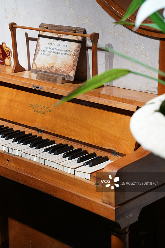 四川成都芯智慧音乐博物馆收藏的复古钢琴图片素材