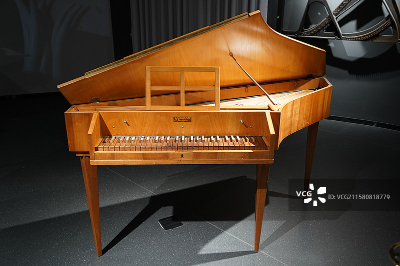 四川成都芯智慧音乐博物馆收藏的复古钢琴图片素材