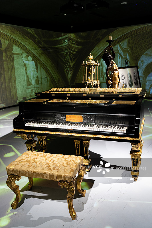 四川成都芯智慧音乐博物馆收藏的复古钢琴图片素材