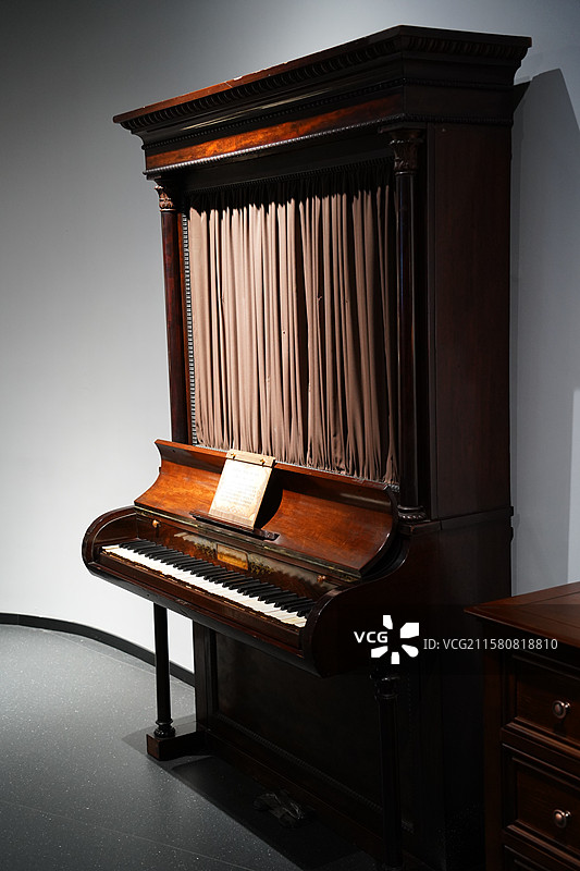 四川成都芯智慧音乐博物馆收藏的复古钢琴图片素材