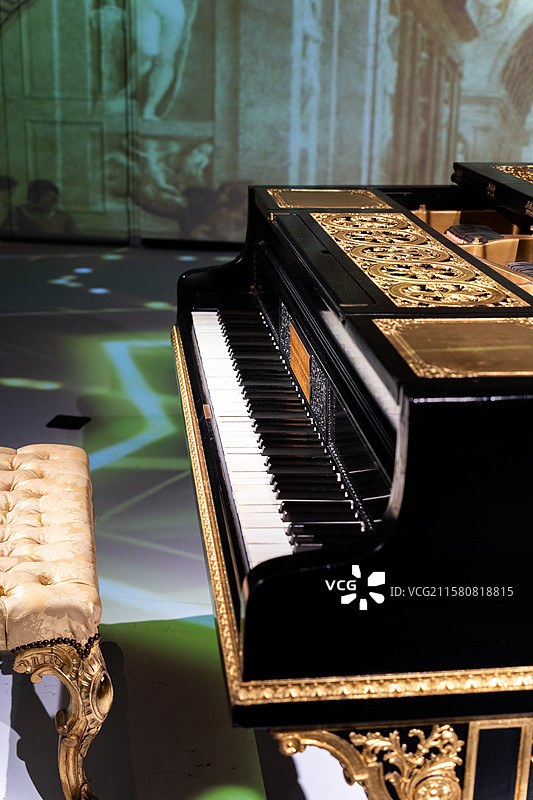 四川成都芯智慧音乐博物馆收藏的复古钢琴图片素材