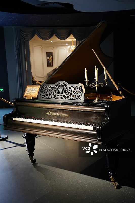 四川成都芯智慧音乐博物馆收藏的复古钢琴图片素材