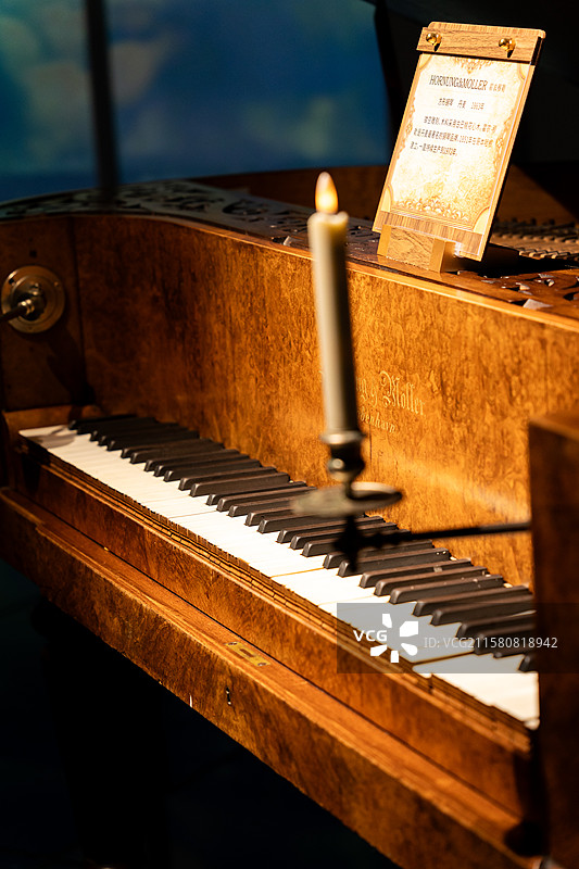 四川成都芯智慧音乐博物馆收藏的复古钢琴图片素材