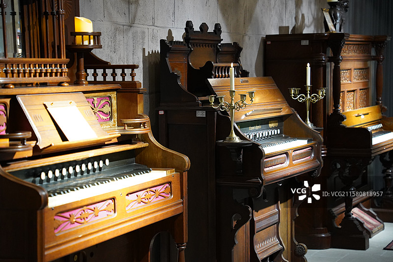 四川成都芯智慧音乐博物馆收藏的复古钢琴图片素材
