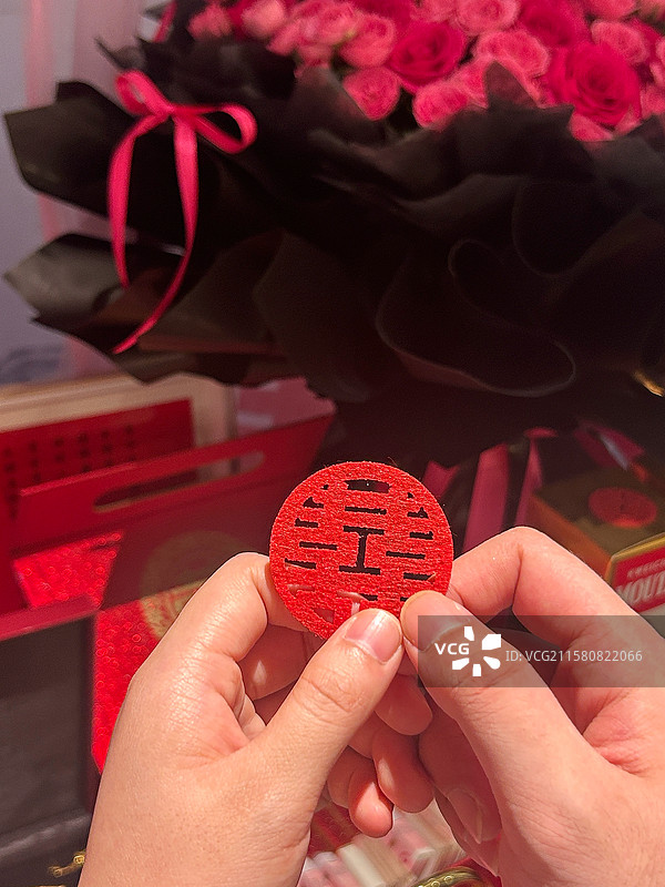 双手拿着喜字订婚场景仪式感婚姻图片素材