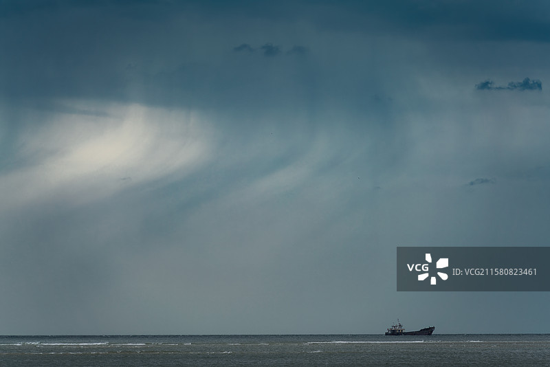 台风暴风雨中的海上雨幕图片素材