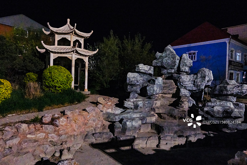 中国新疆伊犁州特克斯八卦城夜景，八卦城风光，太极坛，八卦城离街风光图片素材