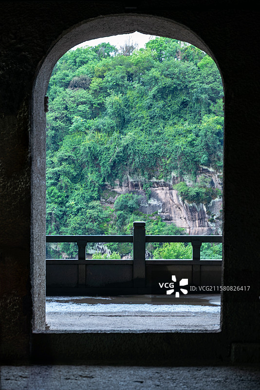 浙江绍兴新昌大佛寺卧佛殿内眺望远山图片素材