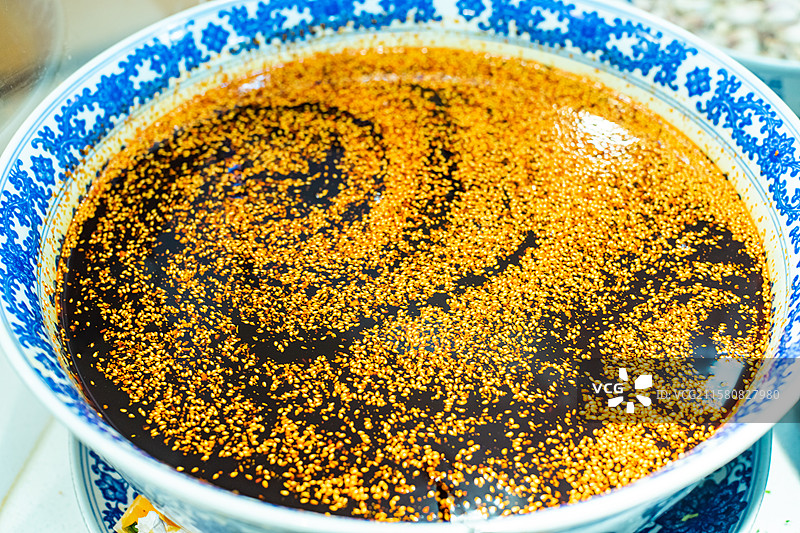 中国餐饮行业饮食产业，传统经典中国食品，甘肃兰州拉面牛肉面里的一碗油泼辣子，室内无人图像图片素材