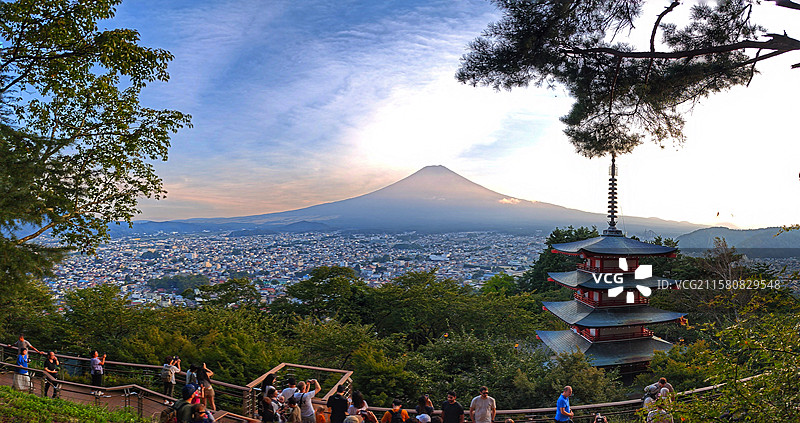 富士浅间神社是日本古老神社，主祀木花开耶姬命，坐落于富士山周边，建筑古朴，朱红鸟居醒目，与富士山美景图片素材