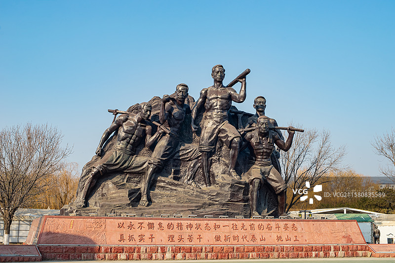 中国山东泰安泰山秀城天平湖公园风景区，挑山工人物形象雕塑地标建筑，户外白昼无人图像摄影图片素材