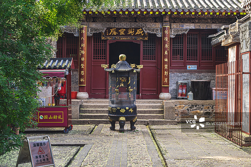 中国非都市风光拍摄主题，山东泰安泰山斗母宫里的古代建筑，中式庭院里的高大的香炉，户外白昼无人图像摄影图片素材