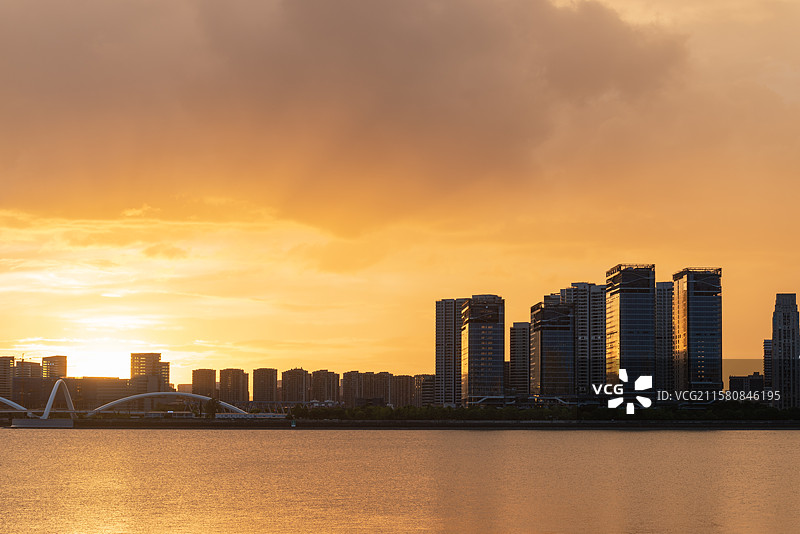 浙江省杭州市钱塘江畔日落夜晚桥晚霞城市风光图片素材