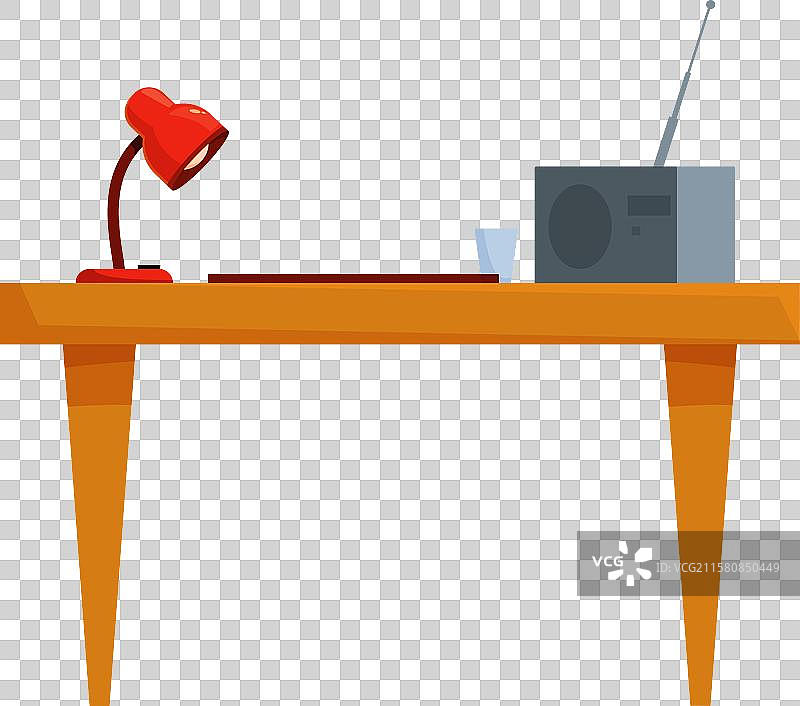 空木桌上放着红色台灯和收音机图片素材