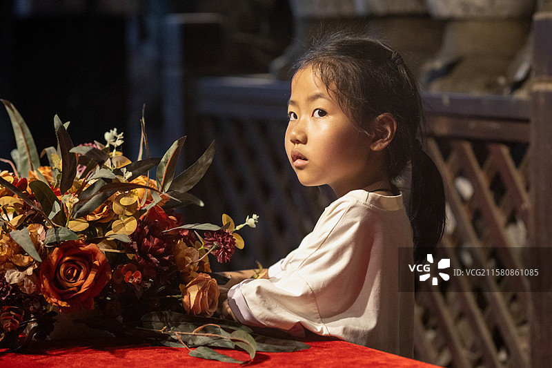 可爱小女孩户外肖像图片素材