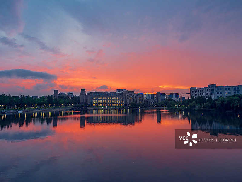 复旦大学江湾校区晚霞火烧云图片素材