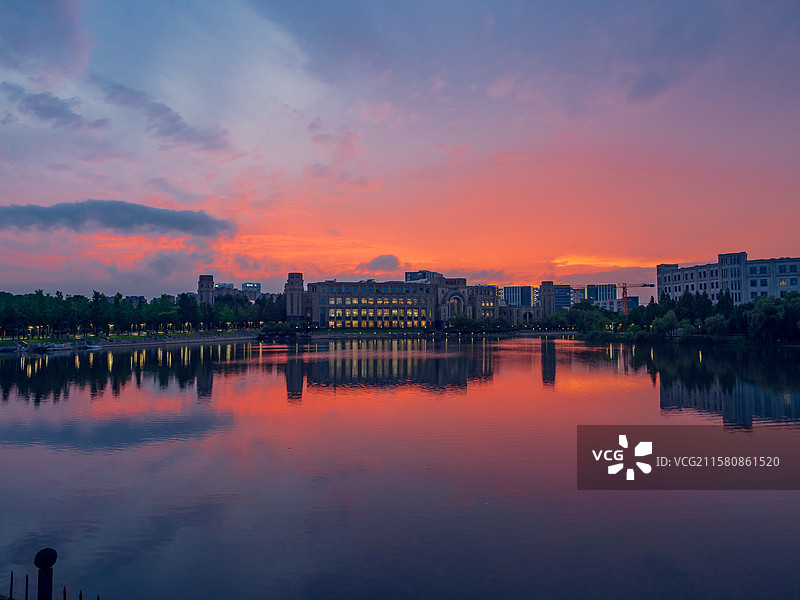 复旦大学江湾校区晚霞火烧云图片素材