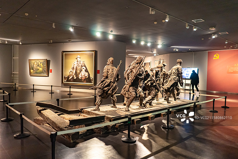 中国山东济南美术馆博物馆双年展，1921年至今话述百年，铁道游击队抗日战争打仗的士兵雕像，室内图像摄图片素材