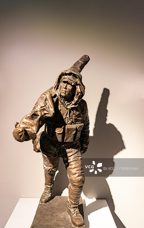 中国山东济南美术馆博物馆双年展，1921年至今话述百年照片墙历史照片绘画插图，室内图像摄影图片素材