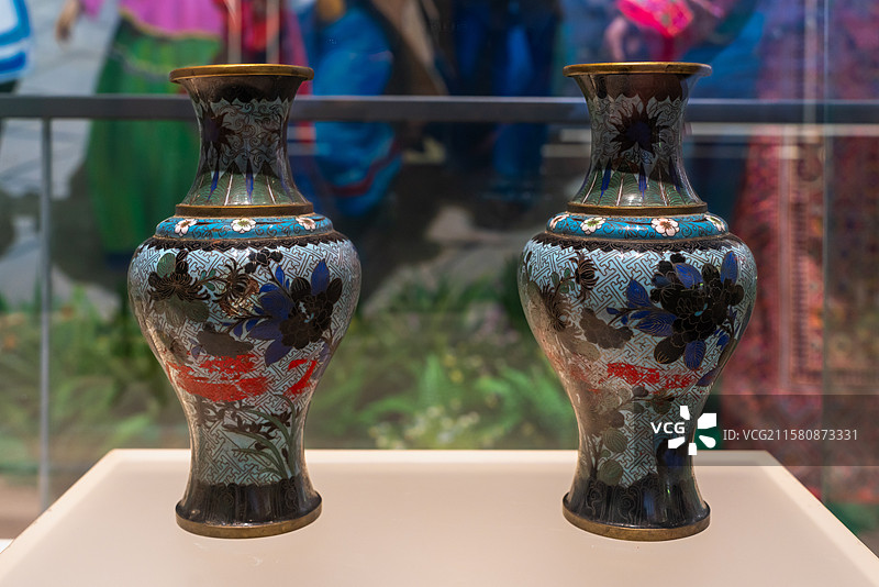 云南大理巍山南诏博物馆藏民国景泰蓝花瓶图片素材