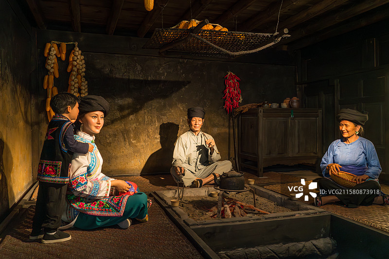 云南大理巍山南诏博物馆彝族家庭生活场景复原图片素材