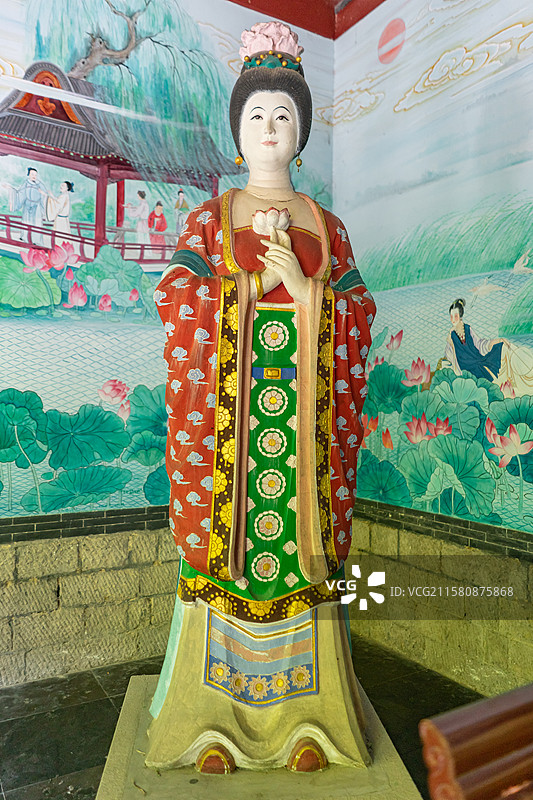 中国5A级旅游景区山东济南大明湖公园，藕神祠寺庙宋代女词人李清照彩塑坐像和两侧的侍女，室内神像图像摄图片素材