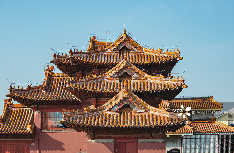 中国古代建筑拍摄主题，岱庙行宫沧房屋宫殿建筑的屋檐和多云的天空，户外白昼无人图像摄影图片素材