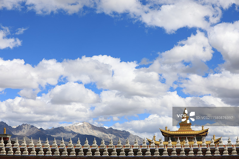 稻城亚丁蓝天白云下的寺庙图片素材