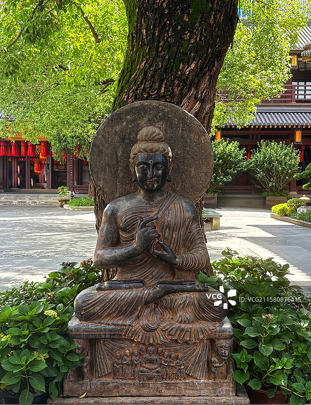 杭州香积寺国宝级建筑群全辑｜夏日晴空下斗拱飞檐·深栗色额枋·千灯红檐景｜宋代营造法式活态遗存图片素材