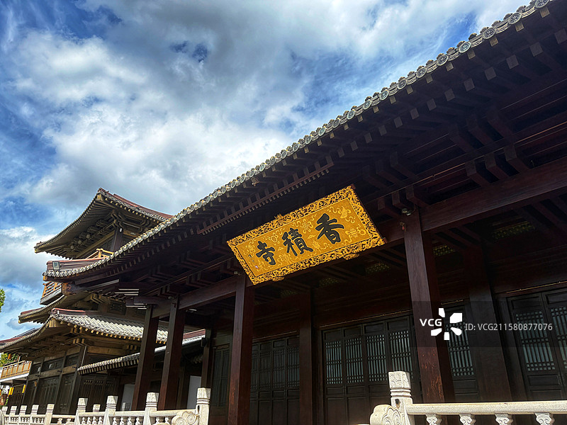 杭州香积寺国宝级建筑群全辑｜夏日晴空下斗拱飞檐·深栗色额枋·千灯红檐景｜宋代营造法式活态遗存图片素材