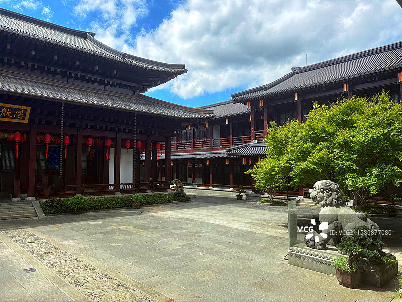 杭州香积寺国宝级建筑群全辑｜夏日晴空下斗拱飞檐·深栗色额枋·千灯红檐景｜宋代营造法式活态遗存图片素材