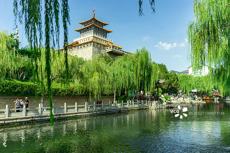 中国都市风光拍摄主题，山东济南市解放阁亭台楼阁纪念碑和黑虎泉护城河，户外白昼无人图像摄影图片素材